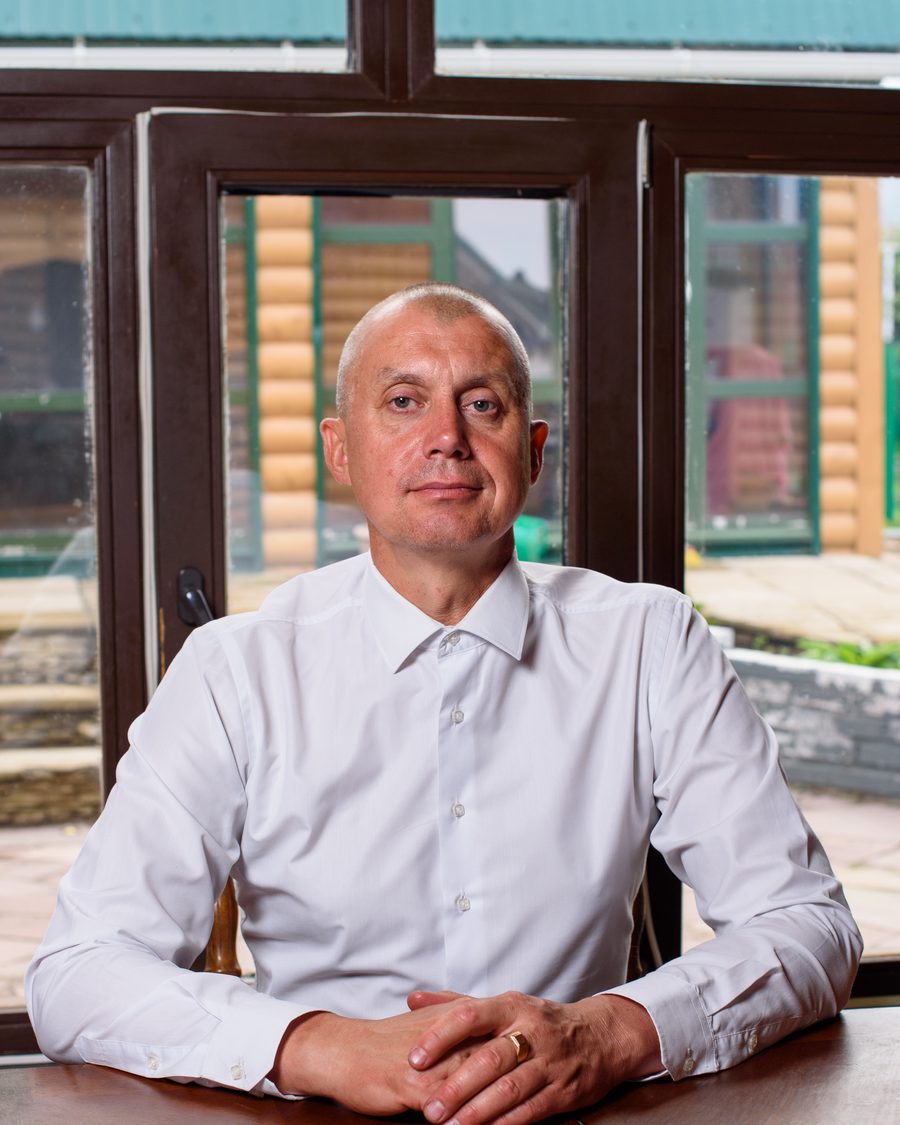 Дмитрий Алешков за столом